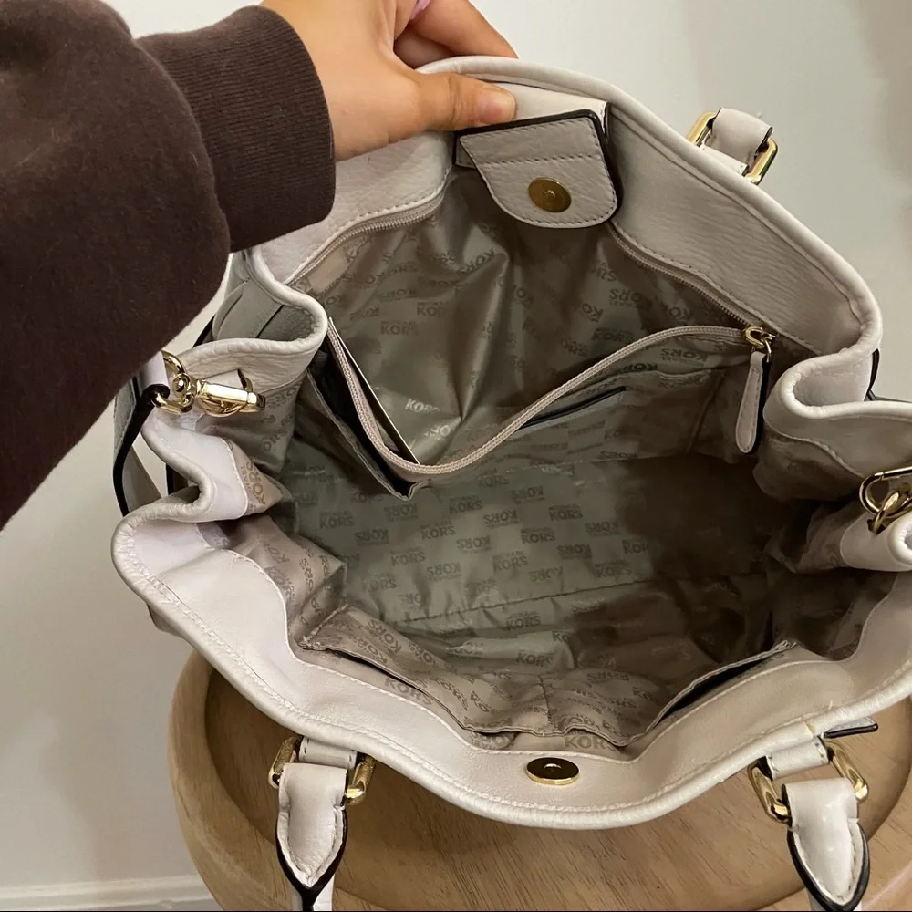 $298 EUC Michael Kors Cream Multi-way Pebbled Leather Purse - Picture 7 of 8